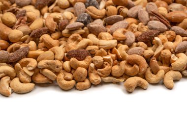 Lezzetli tuzlu fındık karışımı. Bir grup badem, fıstık, ceviz, macadamia, kaju..