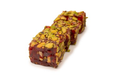 Nar ve şam fıstıklı tatlı rulo, Türk tatlıları. Türk rahat beyaz zemin üzerinde izole.