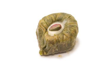 Türk fıstıklı baklavası beyaz zemin üzerinde izole edilmiş.  