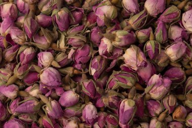 Beyaz arka planda izole edilmiş kuru çay gülleri.. 