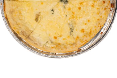 Beyaz arka planda dört peynirli pizza.. 