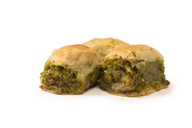 Türk fıstıklı baklavası beyaz zemin üzerinde izole edilmiş. 