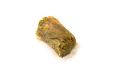 Türk fıstıklı baklavası beyaz zemin üzerinde izole edilmiş. 