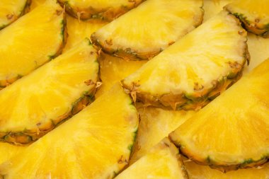 Arka plan olarak ananas sulu sarı dilimler. Üst görünüm.