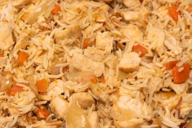 Arka planda tavuk olan lezzetli pilav.