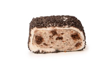 Çikolata ve fındıklı tatlı rulo, Türk tatlıları. Türk rahat beyaz zemin üzerinde izole. 