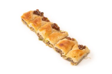 Beyaz arka planda cevizli enfes tatlı baklava. Üst görünüm.