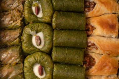 Türk şam fıstıklı baklavası beyaz arka planda izole edilmiş. Türkçe tatlı baklava çeşitleri. Ceviz baklavası.