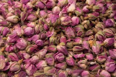 Beyaz arka planda izole edilmiş kuru çay gülleri.. 