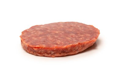 Beyaz arka planda çiğ kıyma izole edilmiş..