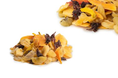 Kurutulmuş egzotik meyve, mango, ananas dilimleri, tutku meyvesi, papaya karışımı. Vejetaryen tatlı..  