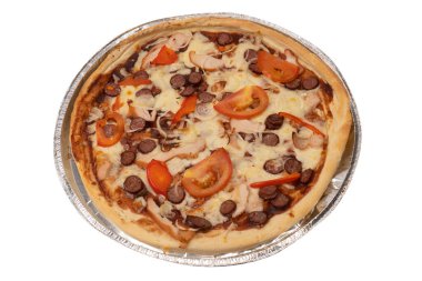 Salamlı, sosisli, peynirli, soğanlı ve soslu lezzetli pizza. Beyaz bir arkaplanda izole edilmiş.
