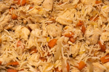 Arka planda tavuk olan lezzetli pilav.