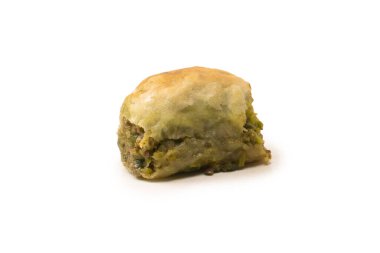 Türk fıstıklı baklavası beyaz zemin üzerinde izole edilmiş. 