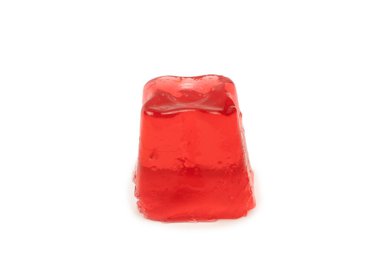 Beyaz arka planda izole edilmiş tatlı meyve jölesi.. 