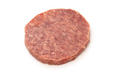 Beyaz arka planda çiğ kıyma izole edilmiş..