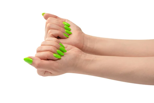 Dłoń Kobiety Zielonymi Naolami Trzyma Jakiś Mały Lub Cienki Przedmiot — Zdjęcie stockowe
