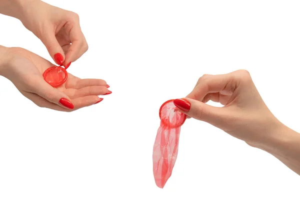 Ein Rotes Kondom Einer Frauenhand Mit Roten Nägeln Auf Weißem — Stockfoto