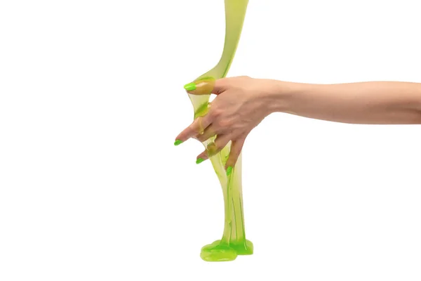 女人手里拿着绿色黏液玩具 有绿色钉子 白色背景隔离 — 图库照片