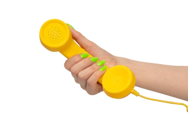 黄色手机 女性手 绿色钉子 白色背景隔离 复制空间 — 图库照片