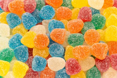 Beyaz arka planda izole edilmiş çeşitli renkli jelibon şekerler. Üst Manzara. Jöleli şekerler.