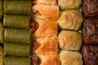 Türk şam fıstıklı baklavası beyaz arka planda izole edilmiş. Türkçe tatlı baklava çeşitleri. Ceviz baklavası.