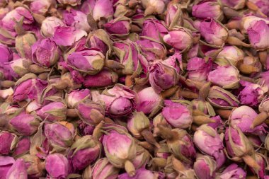 Beyaz arka planda izole edilmiş kuru çay gülleri.. 