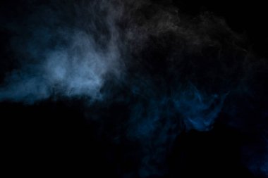 Siyah arka planda mavi ve sarı buhar. Boşluğu kopyala.