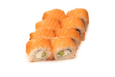 Krem peynirli ve somonlu suşi beyaz arka planda izole edilmiş.. 