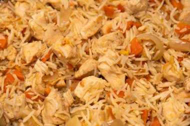 Arka planda tavuk olan lezzetli pilav.