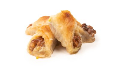 Beyaz arka planda cevizli enfes tatlı baklava. Üst görünüm.