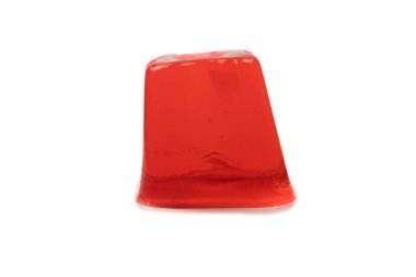 Beyaz arka planda izole edilmiş tatlı meyve jölesi.. 