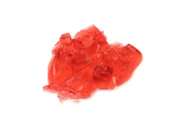 Beyaz arka planda izole edilmiş tatlı meyve jölesi. Jelatin küpleri.