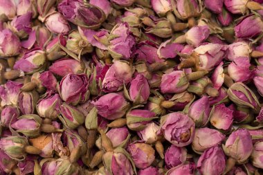 Beyaz arka planda izole edilmiş kuru çay gülleri.. 