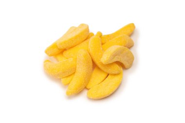 Beyaza izole edilmiş sulu renkli jöleli muzlu tatlılar. Şekerleme.. 