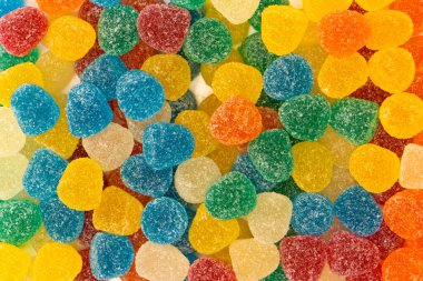 Çeşitli renkli sakızlı şekerler. Üst te. Jöle tatlılar.