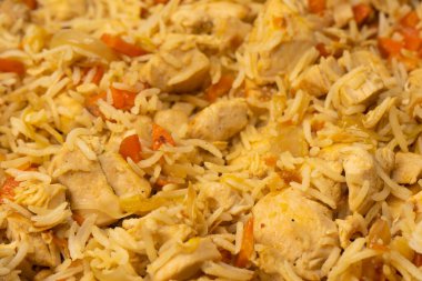 Arka planda tavuk olan lezzetli pilav.