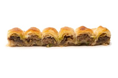 Beyaz arka planda cevizli enfes tatlı baklava. Üst görünüm.