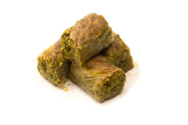 Türk fıstıklı baklavası beyaz zemin üzerinde izole edilmiş. 