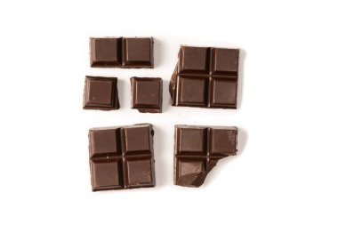 Beyaz bir arka plan üzerinde izole çikolata. 