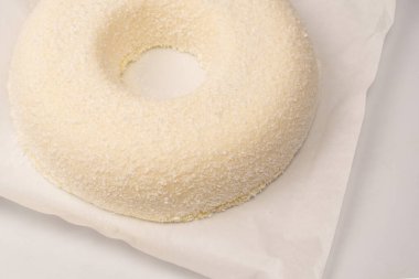 Beyaz arka planda izole edilmiş hindistan cevizli kek.. 