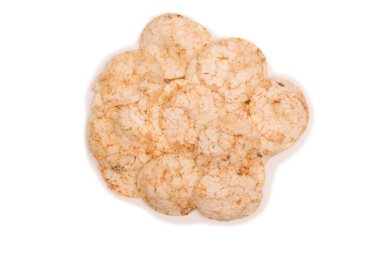 Beyaz arkaplanda pirinç cipsi izole edilmiş. 