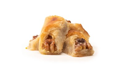 Beyaz arka planda cevizli enfes tatlı baklava. Üst görünüm.