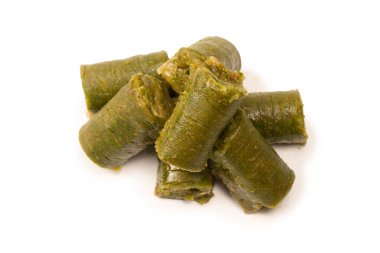 Türk fıstıklı baklavası beyaz zemin üzerinde izole edilmiş. 