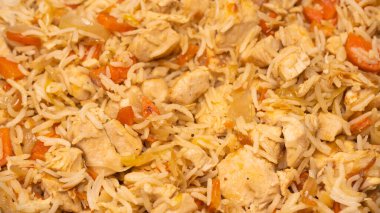 Arka planda tavuk olan lezzetli pilav.