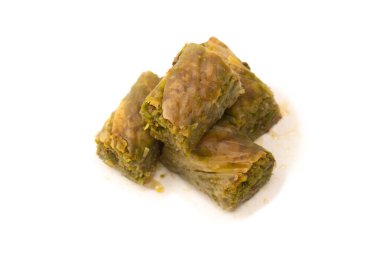 Türk fıstıklı baklavası beyaz zemin üzerinde izole edilmiş. 