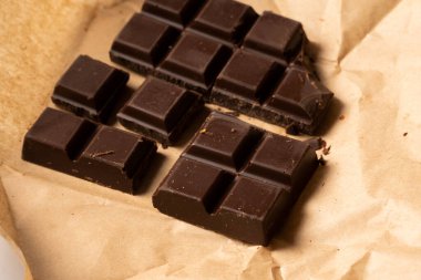 Beyaz bir arka plan üzerinde izole çikolata. 