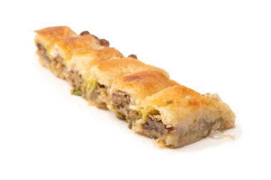 Beyaz arka planda cevizli enfes tatlı baklava. Üst görünüm.