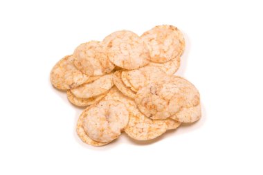 Beyaz arkaplanda pirinç cipsi izole edilmiş. 