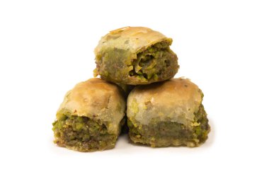 Türk fıstıklı baklavası beyaz zemin üzerinde izole edilmiş. 